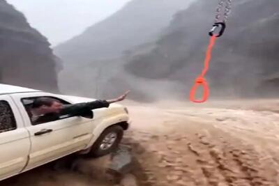  معماری طبیعت؛ مرد با ماشین تو آبشار گیر کرد طناب انداختن نجاتش بدن ولی محکومه به فنا