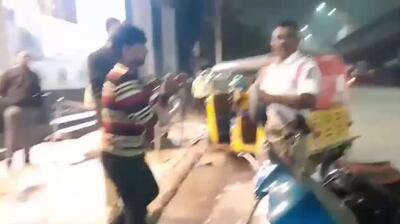  در هند، یک راننده اتوریکشا پس از اینکه به دلیل رانندگی در حالت مستی متوقف شد، پلیس راهنمایی و رانندگی را با یک مار تهدید کرد و سپس از صحنه گریخت.