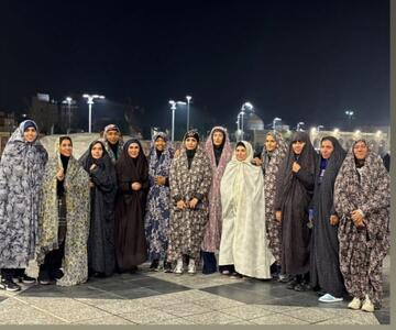  عکس: بازیکنان خارجی بسکتبال با چادر در حرم امام رضا