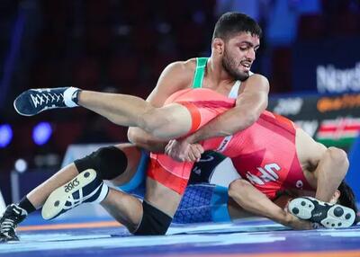 قلم قرمز رنگرز روی نام دو قهرمان کشتی