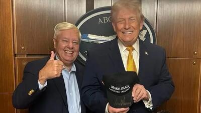 کلاه ضد ایرانی که ترامپ بر سر گذاشت +عکس