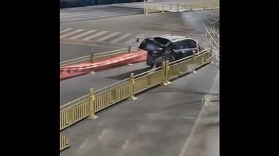  راننده مست در چین صدها متر گاردریل را با خود کشید