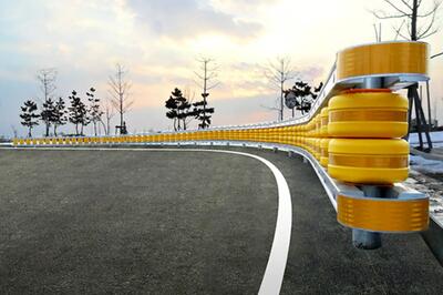 راننده مست صدها متر گاردریل را با خود کشید