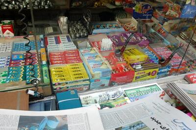 دست‌نوشته یک آدامس‌فروش روی بساطش جلب توجه کرد