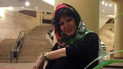 راز زیبایی خانه مامان علی کوچولو؛ ترکیب رنگ کله‌غازی با گل مصنوعی و عروسک‌های دهه 70! +ویدیو