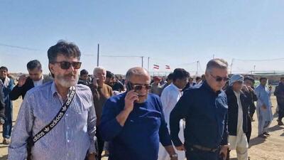 حضور تعدادی از پیشکسوتان و اهالی فوتبال در روستای پیوشک برای افتتاح چمن مصنوعی