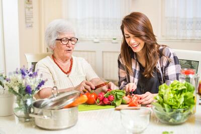  تغذیه سالمندان؛ کدام مواد غذایی را کمتر بخوریم تا سالم تر بمانیم؟