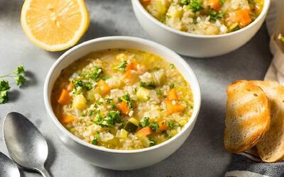  چگونه سوپ برنج و مرغ را با نیم دانه درست کنیم؟