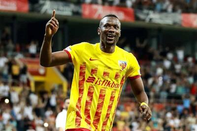 عکس | مقصد غیرمنتظره مامه تیام؛ ستاره محبوب استقلالی‌ها تیم پیدا کرد