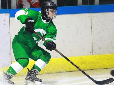 عضو تیم ملی زیر ۱۸ سال هاکی روی یخ بانوان: هیجان و انگیزه زیادی داریم/ محدودیت پیست شرایط تمرین را سخت می‌کند