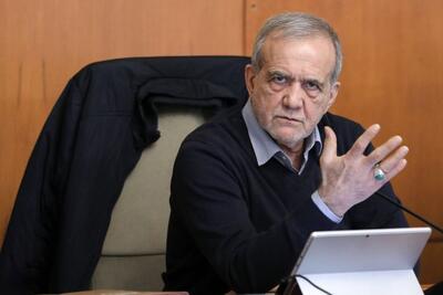  پزشکیان: خودمان مملکت را به بحران می‌کشانیم، بعد می‌گوییم چرا این شکلی است/ می‌گویند حقوق را اضافه کن، مالیات هم نگیر؛ خب از کجا پول بیاورم؟ نفت هم که تحریم است