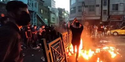 لحظه کشف بمب و اسلحه از مخفیگاه اغتشاشگران در تهران