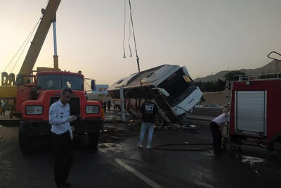 مجروح شدن 38 دانش آموز در تصادف اتوبوس در اتوبان ارتش