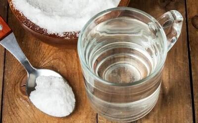  روش استفاده از آب نمک برای رفع گلودرد