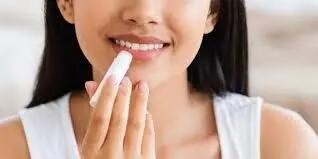  خشکی لب با استفاده زیاد از بالم لبآیا استفاده زیاد از بالم لب باعث خشک شدن لب ها می شود؟