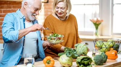  راهنمای تغذیه سالمندان؛ چه چیزهایی را محدود کنیم؟