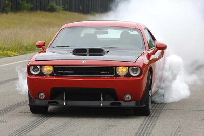 داستان دوج چلنجر SRT10، شاهکار عضلانی با موتور V10 وایپر - پدال