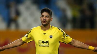 ستاره وفادار سپاهان در ۳۷ سالگی از دنیای فوتبال خداحافظی کرد