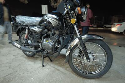 هدیه آیت‌الله علم‌الهدی به پیک موتوری مصدوم در اغتشاشات اخیر مشهد