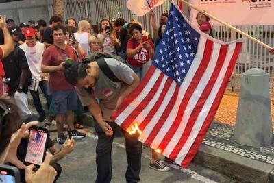 خشم مردم برزیل از ربودن مادورو | پرچم آمریکا آتش زده شد