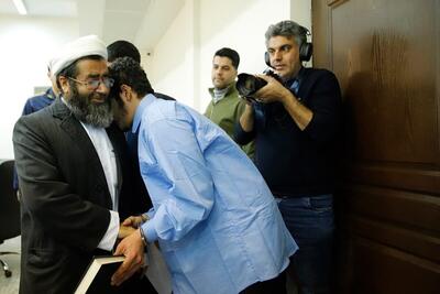 اولیای دم امیرمحمد خالقی از قصاص قاتل فرزندشان گذشت کردند (۱۶ دی ۱۴۰۴) + فیلم