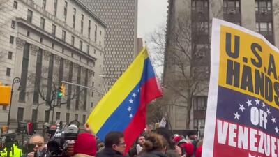  تظاهرکنندگان همچنان در مقابل دادگاه منهتن، جایی که مادورو به آنجا منتقل شده، اعتراض می‌کنند