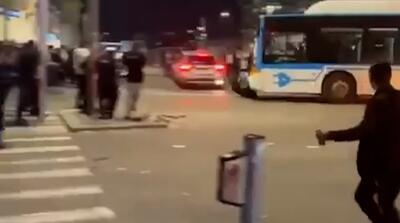 لحظات زیر گرفتن معترضین یهودی توسط اتوبوس شهری!