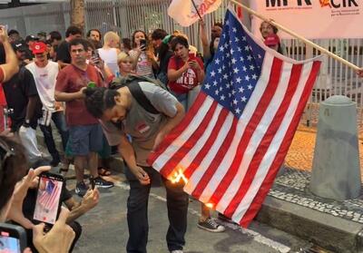 خشم مردم برزیل از ربودن مادورو و آتش‌زدن پرچم آمریکا فیلم - تسنیم