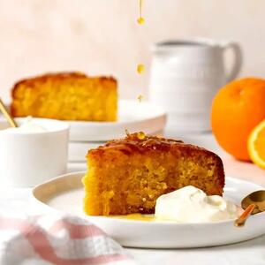 کیک پرتقالی با شربت پرتقال؛ ویژه مهمانی دوستانه! / طعمی شگفت‌انگیز و خوشمزه / فوت‌وفن پخت و تزئین کیک پرتقالی