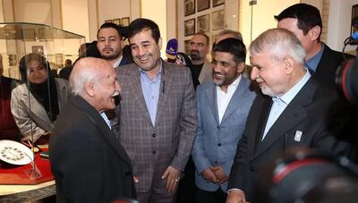 دبیر: آن رییس فاسد فدراسیون کشتی بگوید مدال قهرمانان چه شد!