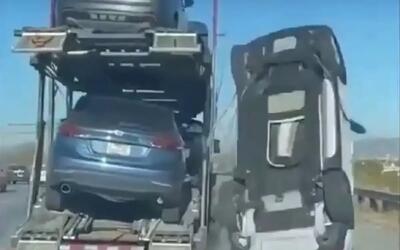  حادثه سقوط خودرو از روی تریلی خودروبر و ترافیک سنگین بزرگراه