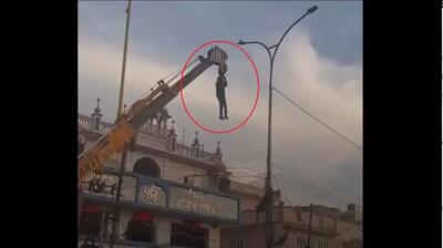 لحظه فداکاری مرد برای نجات پرنده با آویزان شدن از جرثقیل
