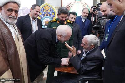 عکسی دیدنی از رئیس مجلس و رئیس بسیج کارگری کشور در اجتماع «کارگران در مسیر حاج قاسم»