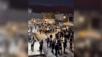 خبرگزاری فارس درباره تجمع «آبدانان» ایلام: درگیری بعد از تجمع مسالمت آمیز / 2 هزار نفر تجمع کردند/ حمله به فروشگاه افق کوروش/ خسارت به چراغ‌ها و تابلوهای راهنمایی / شلیک گاز اشک آور