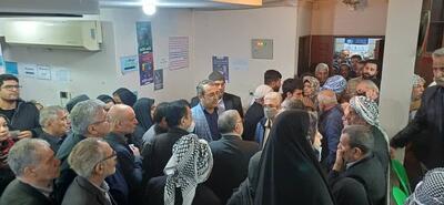 ازدحام بازنشستگان تامین اجتماعی برای ثبت نام بیمه طلایی در کانون اهواز