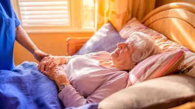 چرا مراقبت شبانه‌روزی برای سالمندان حیاتی است؟