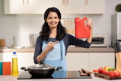 جلوگیری از بوی نا گرفتن روغن؛ ۷ ترفند نگهداری روغن مایع!