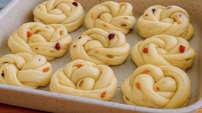  طرز تهیه نان صبحانه خوشمزه و مقوی با آرد و شیر و کشمش
