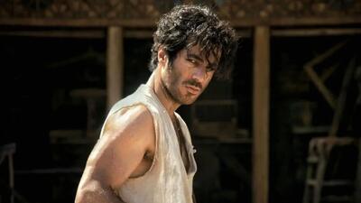 تصویر دیده‌نشده از نوید پورفرج در پشت صحنه سریال بامداد خمار؛ تیپ جذابش غوغا کرد!