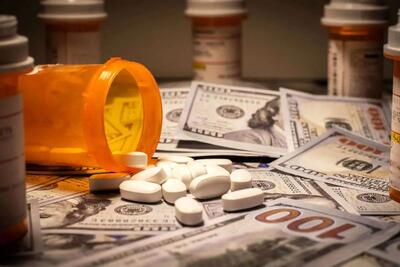 حدود ۸۰ تا ۹۰ قلم کمبود دارو داریم که عمده آن به خاطر کمبود نقدینگی در بازار است/ ۳۰۰ یا ۴۰۰ قلم دارو در کشور وجود دارد که ذخایر آن پاسخگوی دو ماه است/ از ۱۵ دی ماه در قبال دارو‌هایی که شرکت‌ها می‌دهند، از سوی داروخانه‌ها چک صادر نمی‌شود/ سازمان‌های بیمه‌گر از سال ۱۳۹۳ بابت جریمه جهت تاخیر در مطالبات داروخانه‌ها، پرداختی نداشته‌اند