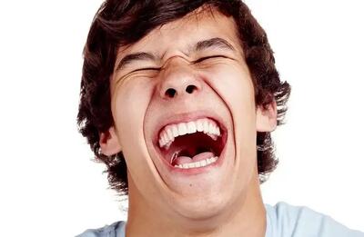 چرا خنده ما دیگران را هم می‌خنداند؟