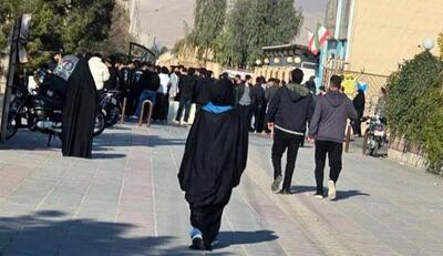 غیرحضوری شدن امتحانات؛ علت تجمع دانشجویان دانشگاه آزاد قم