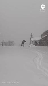 اسکی و اسنوبورد در خیابان‌های مملو از برف اسکاتلند