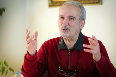 سنجاق جلال روی سینۀ مرتضی سرهنگی