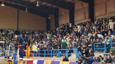 امتیاز پایانی تیم والیبال سپاهان در ست دوم مقابل پیکان و خوشحالی غیر قابل وصف هواداران این تیم