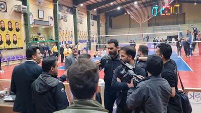 دعوای محمدرضا تندروان سرمربی تیم والیبال پیکان با خبرنگاران و عدم انجام مصاحبه بعد از بازی با سپاهان