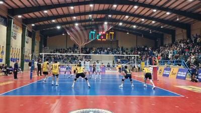 ست پنجم و هیجان غیر قابل وصف تماشاگران بازی والیبال سپاهان برابر پیکان