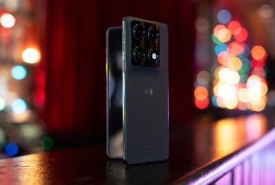 Razr Fold معرفی شد؛ اولین گوشی تاشو کتابی موتورولا