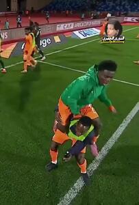 ویدئو: شوخی جالب بازیکن ساحل عاج با دوربین عنکبوتی ورزشگاه