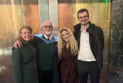  فارغ‌التحصیلی هم‌زمان پدر ۷۰ ساله و دخترش از دانشگاه انگلیسی